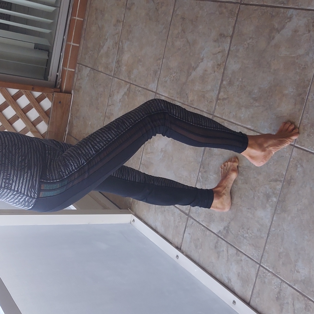 LULULEMON SIZE6 HIGH WAISTED AND LONG YOGA PANT